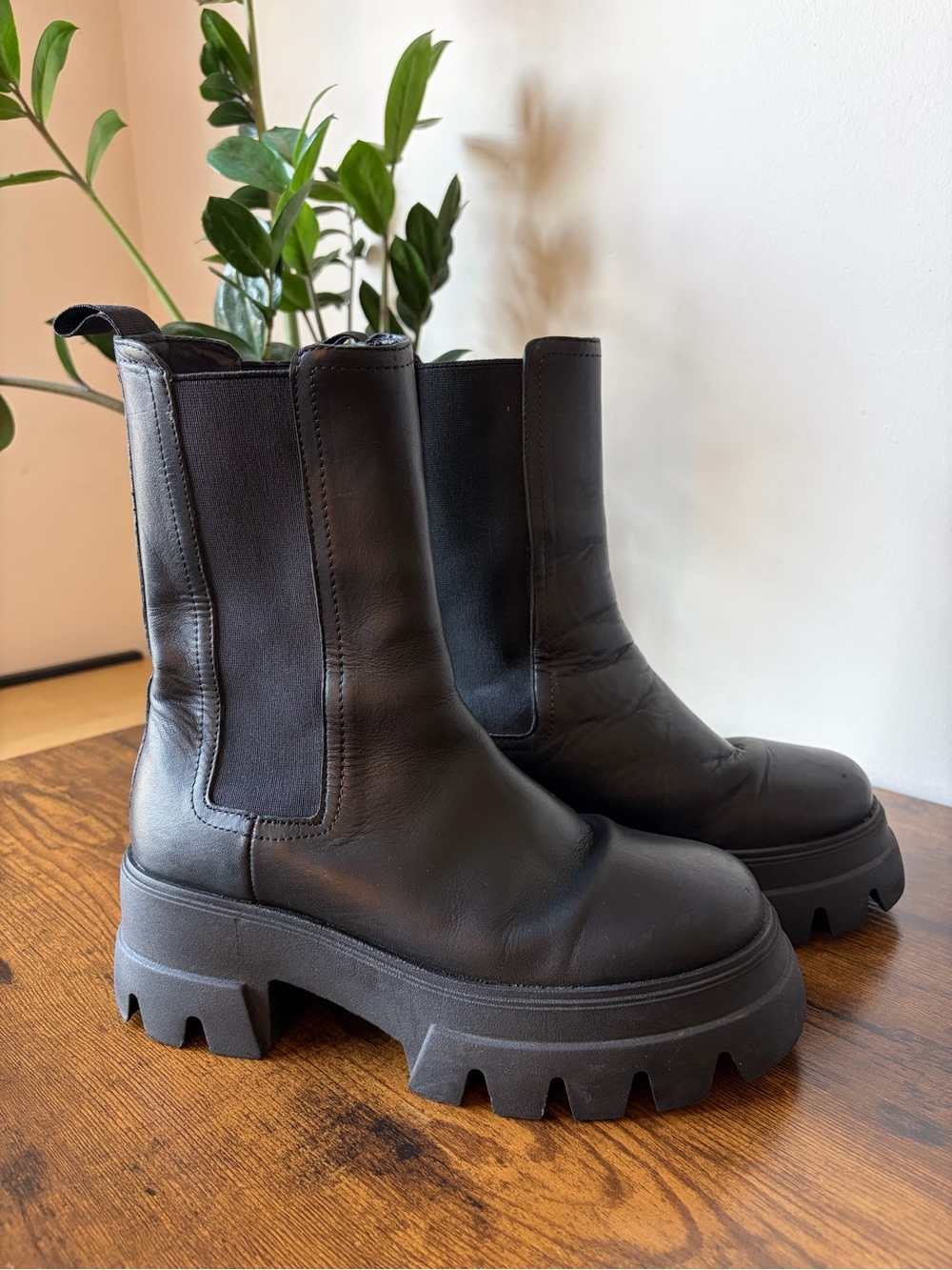 Thursday Boot Company REIGN Black Leather Chunky Chelsea Boots - 7 - Like new!